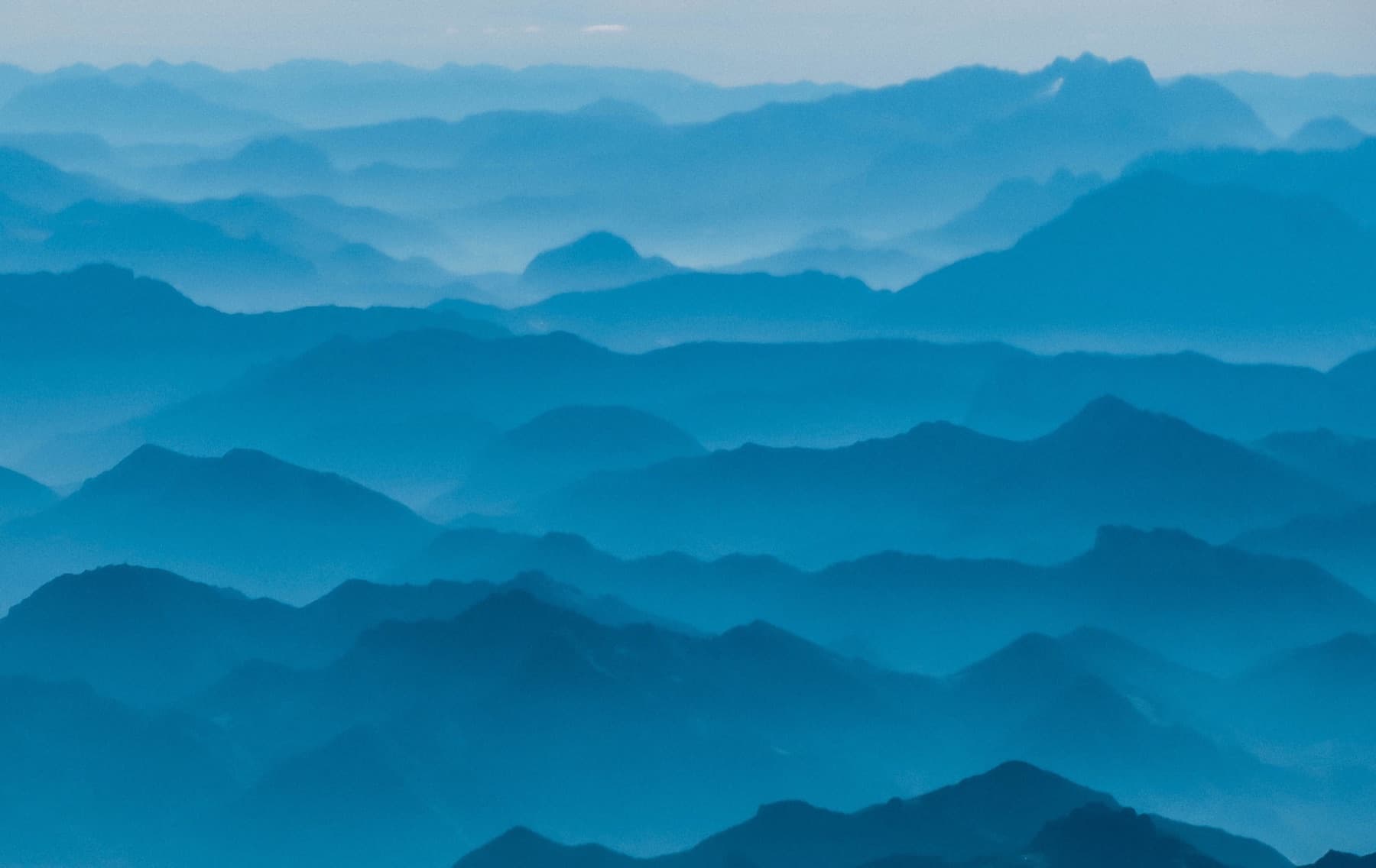 Ruhige blaue Berglandschaft