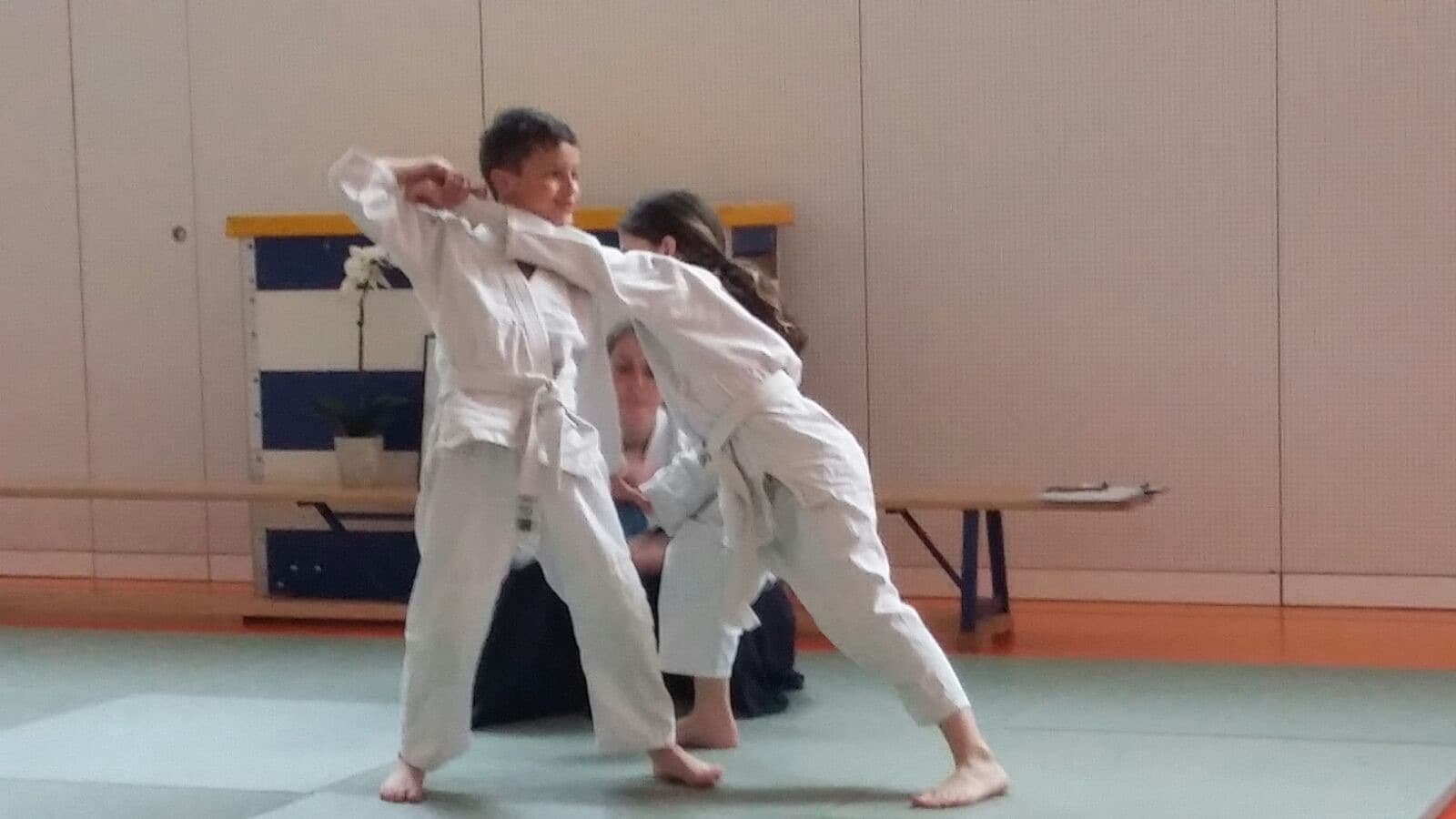 Kinder üben gemeinsam Aikido im Yukana Dojo