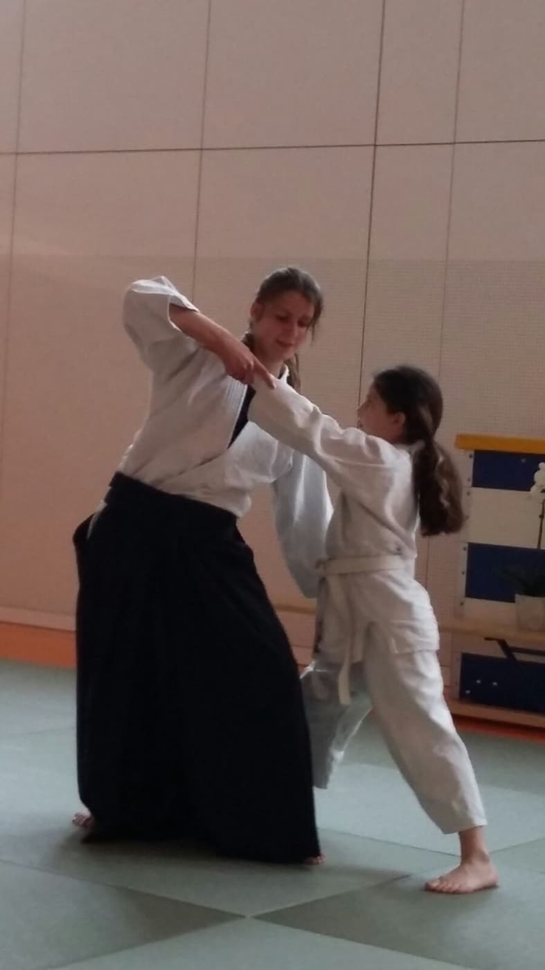 Sharon Wuhrmann beim Aikido-Training mit einer Schülerin