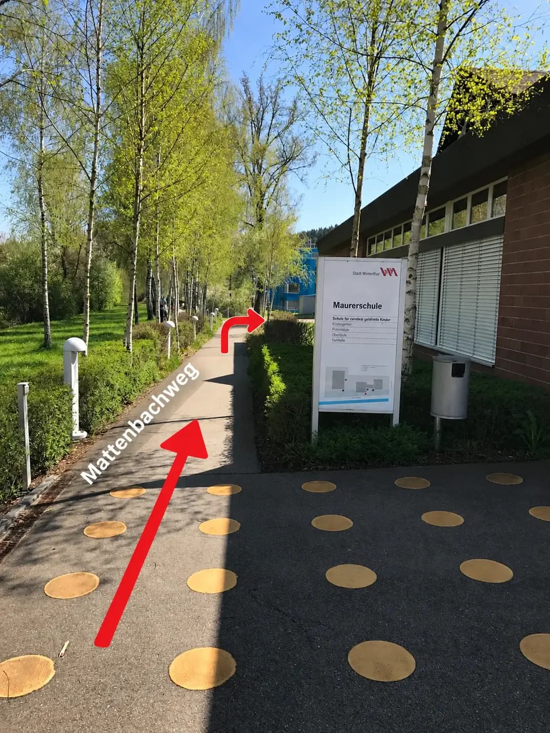 Weg vom Hauptgebäude zur Turnhalle